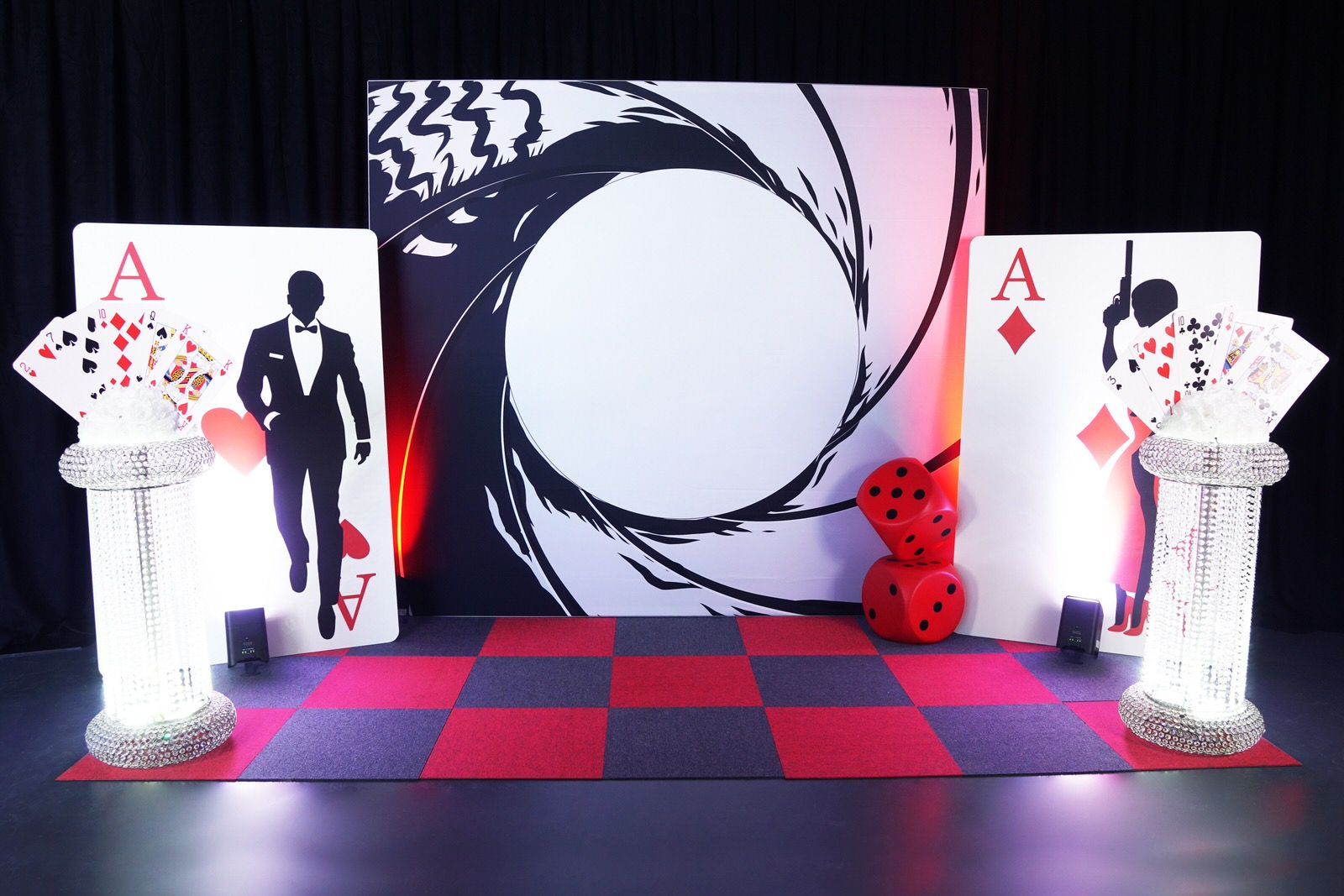 Individuelle Eventdekoration, Fotowand, Cocktailbar und Fotobooth als exklusive Casino-Zusatzservices