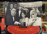 Gäste am Spieltisch mit Casino-Deko bei einem stilvollen Firmenevent