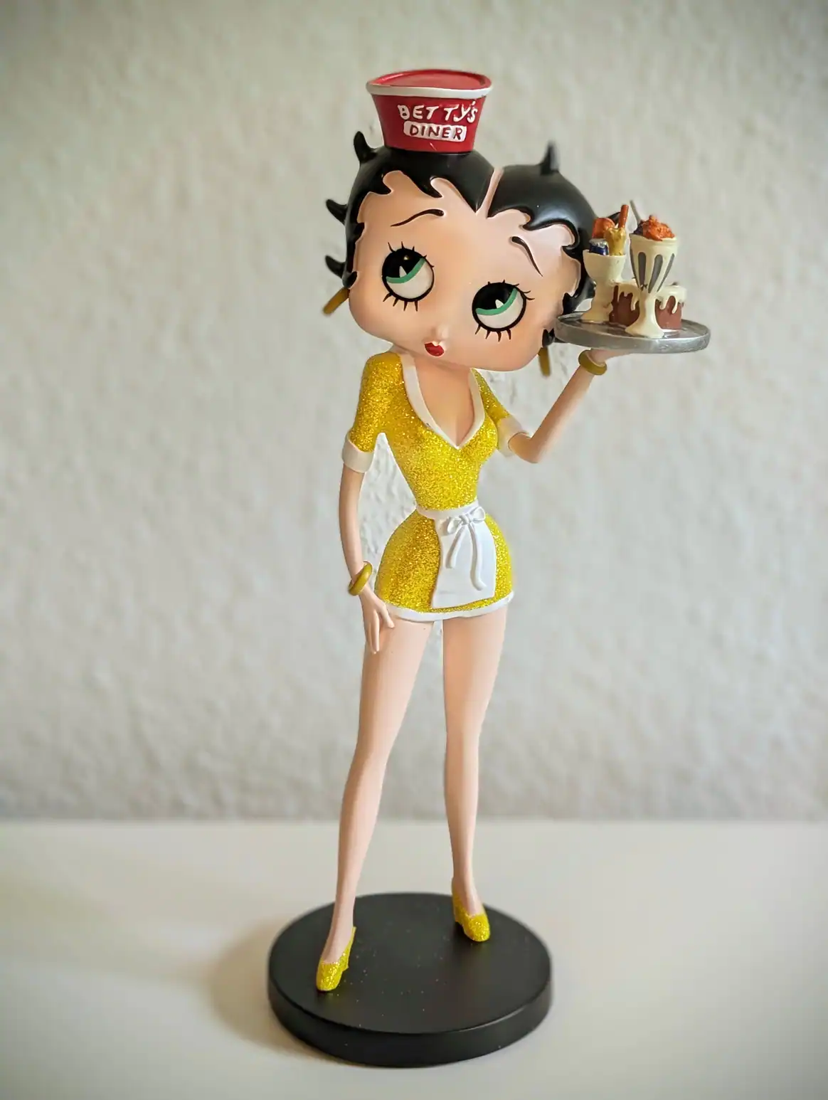 Candy Girl verteilt Süßigkeiten auf stilvoller Casino-Veranstaltung für Firmenevent