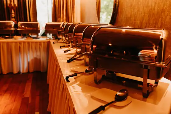 Catering für Casino-Event mit kalten Häppchen, Salaten und warmen Hauptgerichten