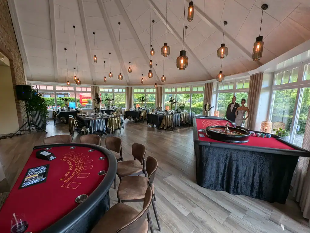 Brautpaar spielt an einem Casino-Tisch bei der Hochzeitsfeier mit ZeroSpiel Events