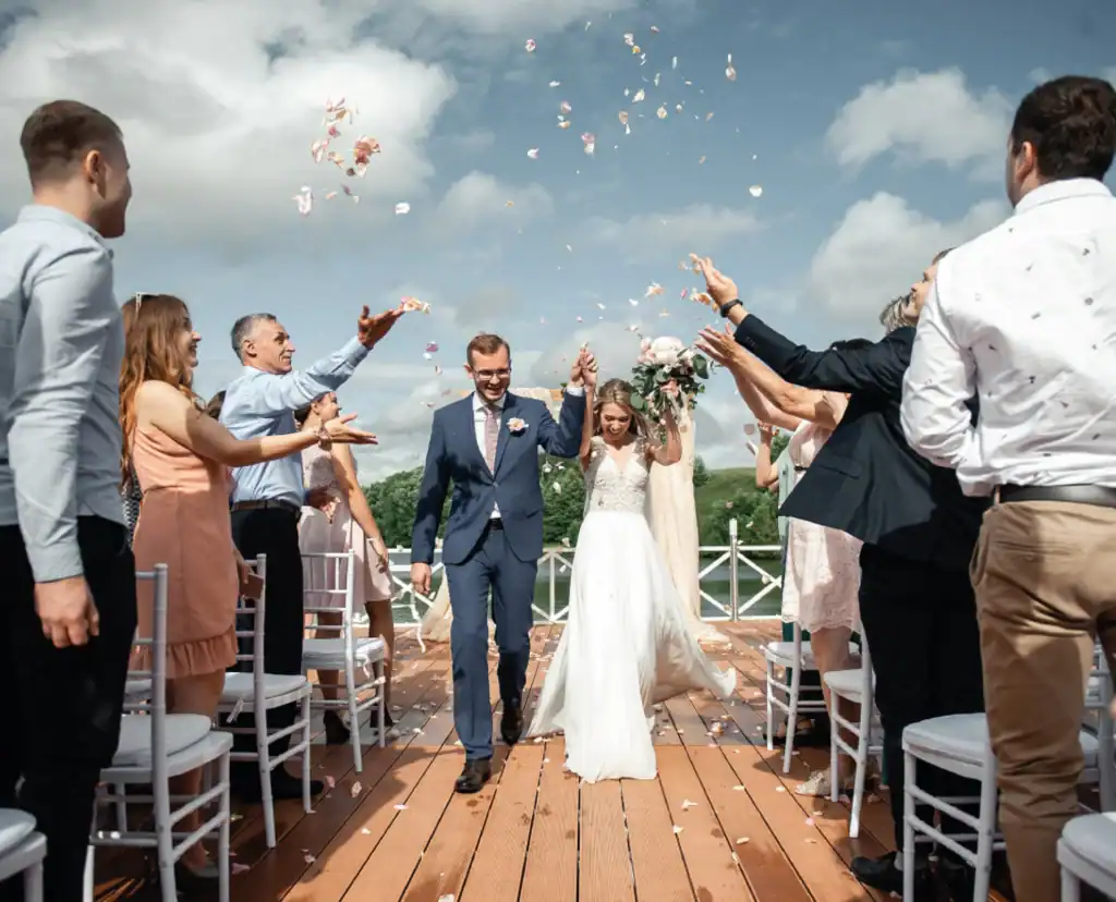 Hochzeitsgäste spielen Blackjack bei stilvollem Eventcasino-Abend