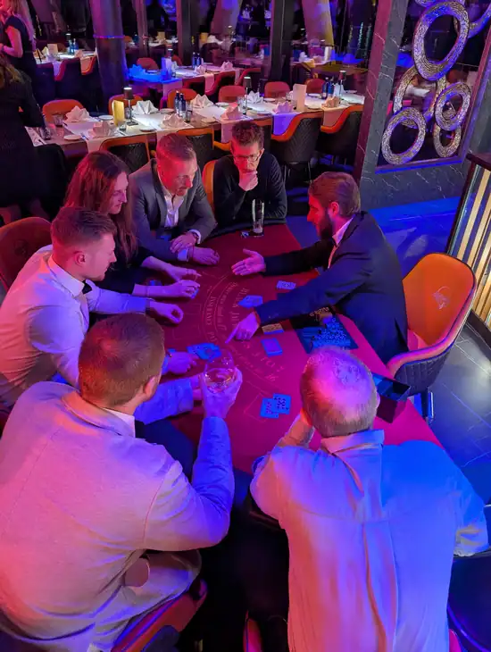 Croupier spielt Blackjack mit Gästen – stilvolle Idee für Firmenevent, Betriebsfeier oder Teambuilding