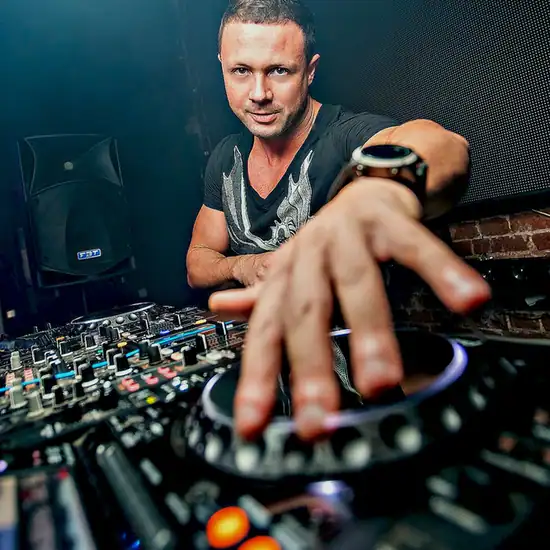 DJ sorgt für stilvolle Atmosphäre auf Casino Event mit Musik und Lichtshow