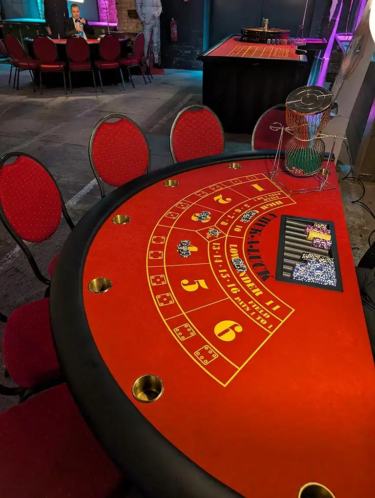 Gäste spielen Chuck-a-Luck bei stilvollem Firmenevent mit mobilem Casino