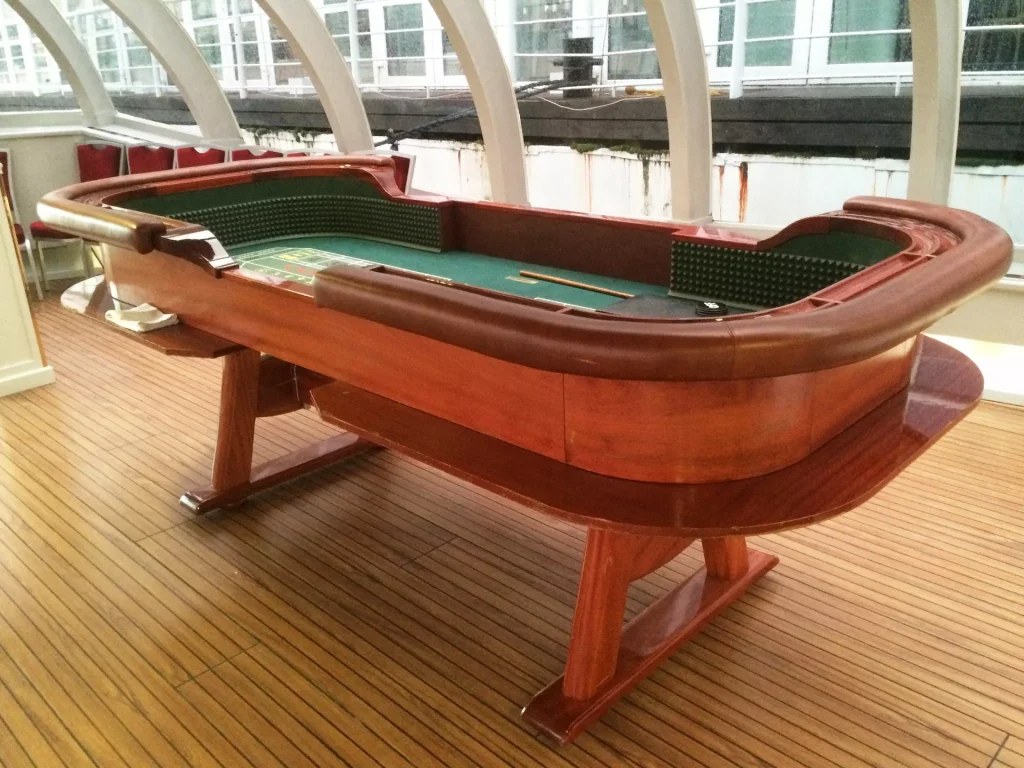 Craps Tisch (Seven Eleven) mit Croupier bei lebendigem Casino Event