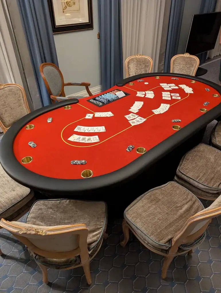 Poker Tisch mit Croupier bei stilvollem Casino Event
