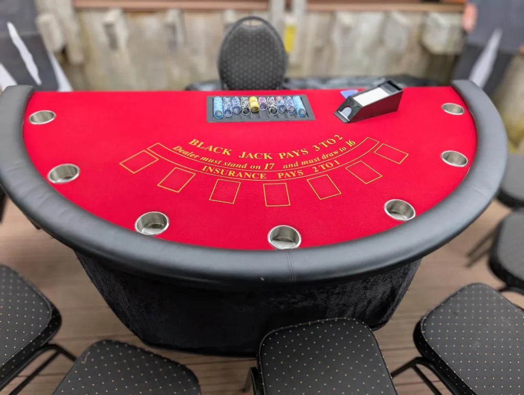 Gäste spielen Black Jack mit Croupier bei exklusivem Firmenevent