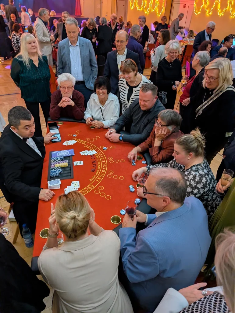 Gäste feiern Geburtstag oder Jubiläum bei stilvollem Casino Event