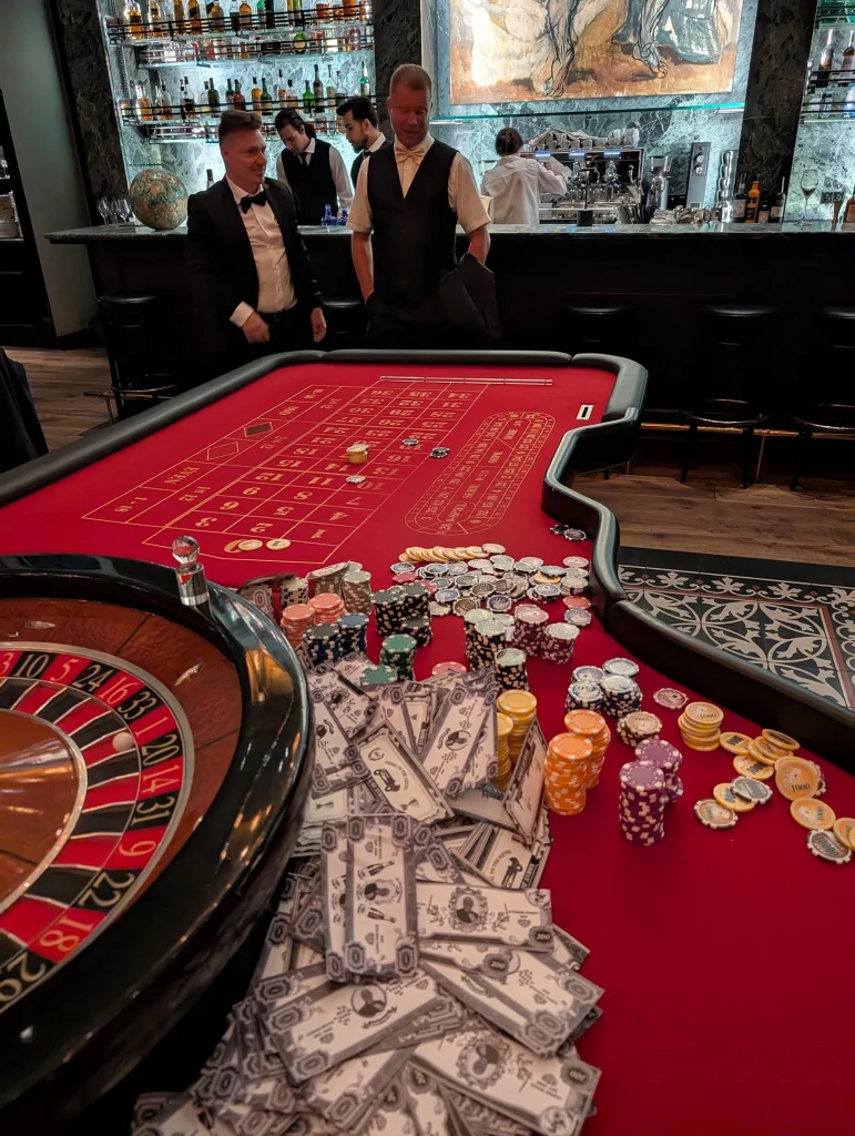 Casino Atmosphäre mit Spieltischen und Jetons bei Geburtstag oder Jubiläum