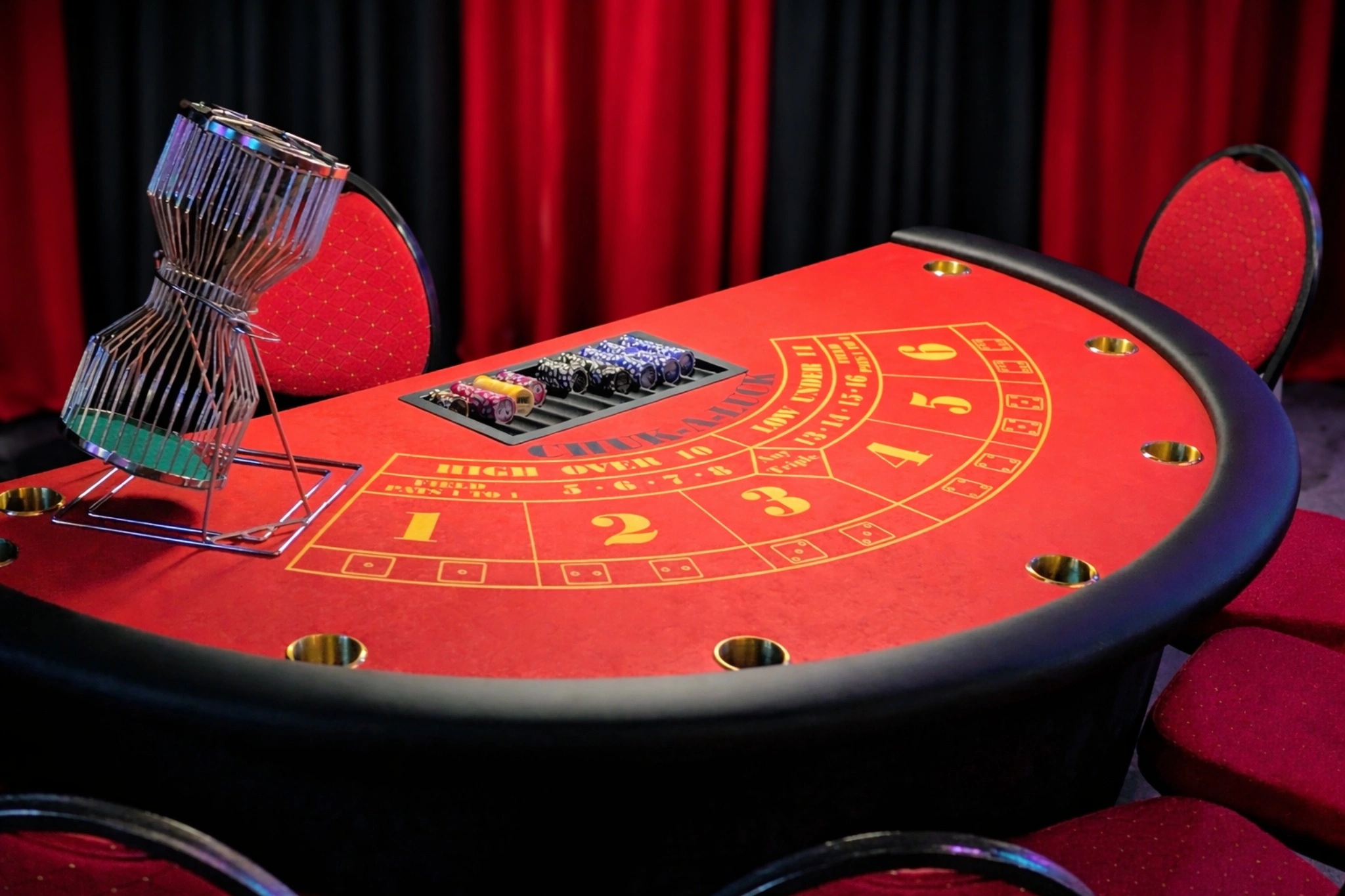 Chuck-a-Luck Spieltisch mit rotem Filz und Casino-Chips bei einem professionellen Casino-Event