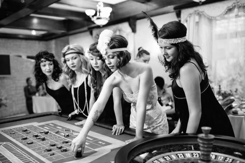 Frauen in eleganten 20er-Jahre-Kleidern bei Casino Style Mottoparty