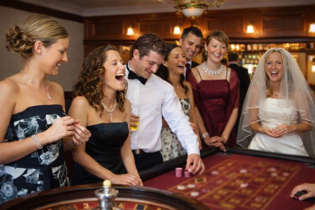 Roulette Tisch auf einer Hochzeit mit lachenden Gästen in eleganter Casino Atmosphäre