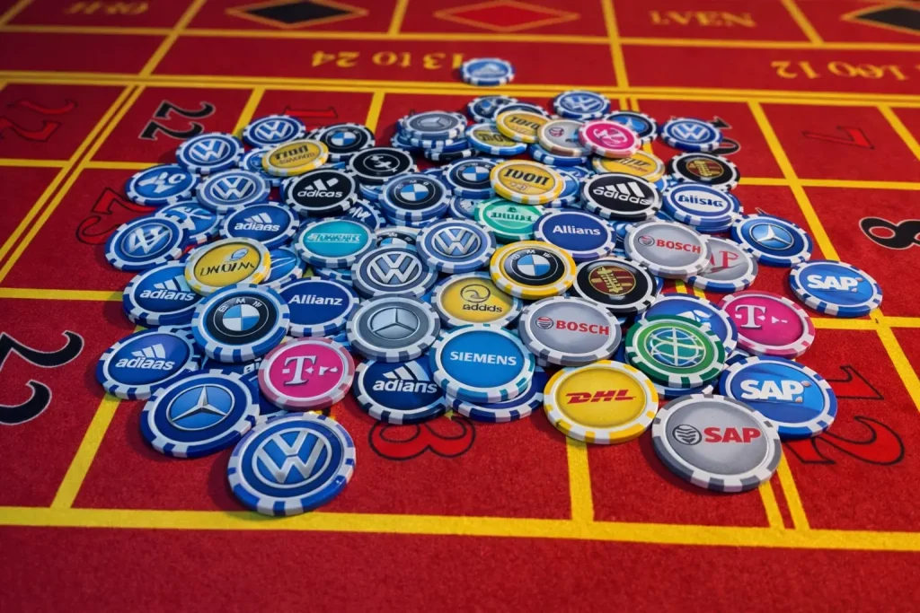 Branded Casino Jetons mit Logos deutscher Unternehmen auf Roulette Tisch – individuelle Pokerchips Herstellung