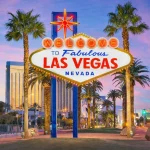 Casino-Banner im Las-Vegas-Stil mit leuchtendem Welcome-Schild und Palmen für exklusive Eventdekoration