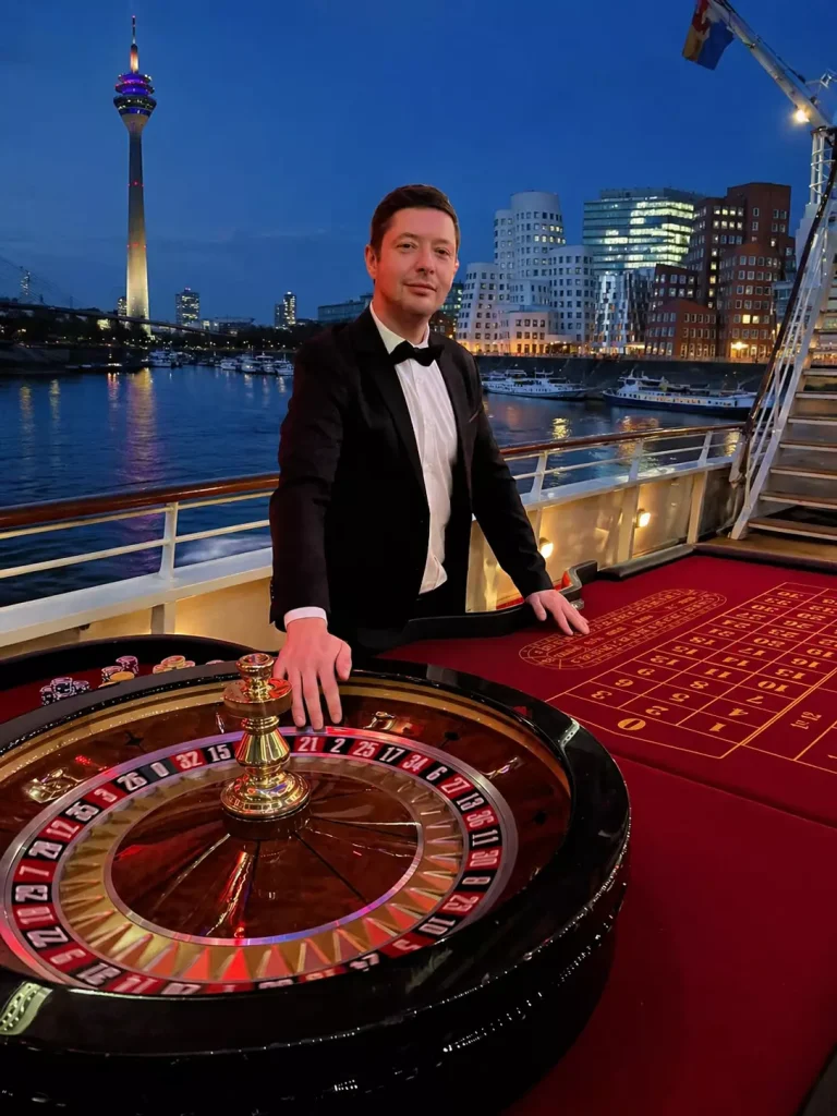 Croupier am Roulette Tisch auf Event Location mit Blick auf Düsseldorf – Casino Event mieten