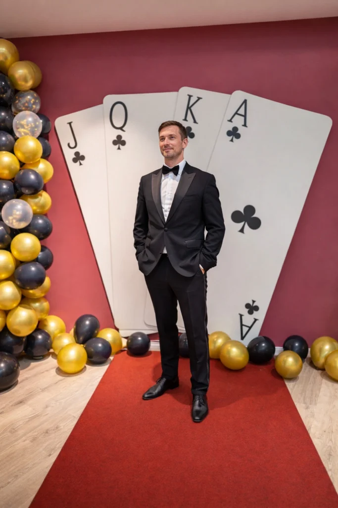 Eleganter Casino Event mit rotem Teppich, Spielkarten-Dekoration und stilvollem Gastgeber