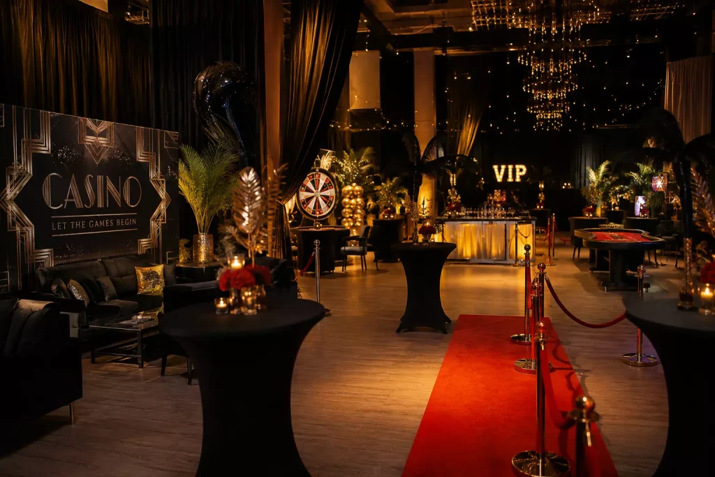 VIP Casino Event mit rotem Teppich, Casino Dekoration und Spieltischen