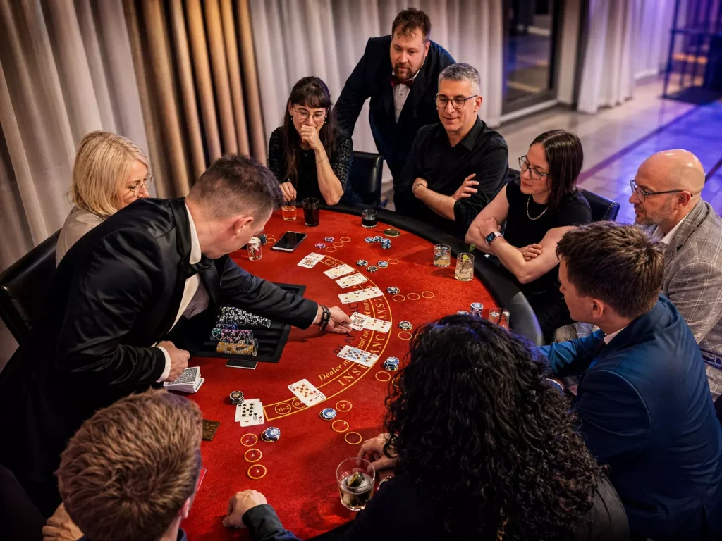 Blackjack beim mobilen Casino Event mit Croupier und Gästen