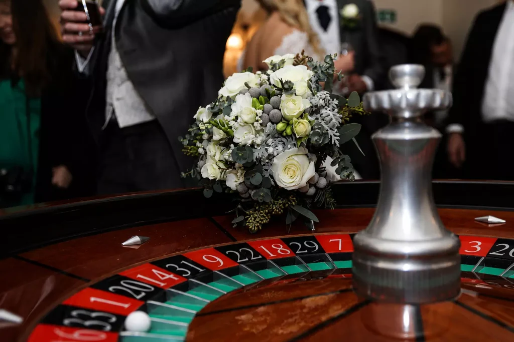 Hochzeit mit Casino und Roulette – Brautstrauß am Roulettetisch