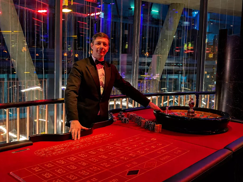 Professioneller Croupier am Roulette-Tisch bei einem Casino Event