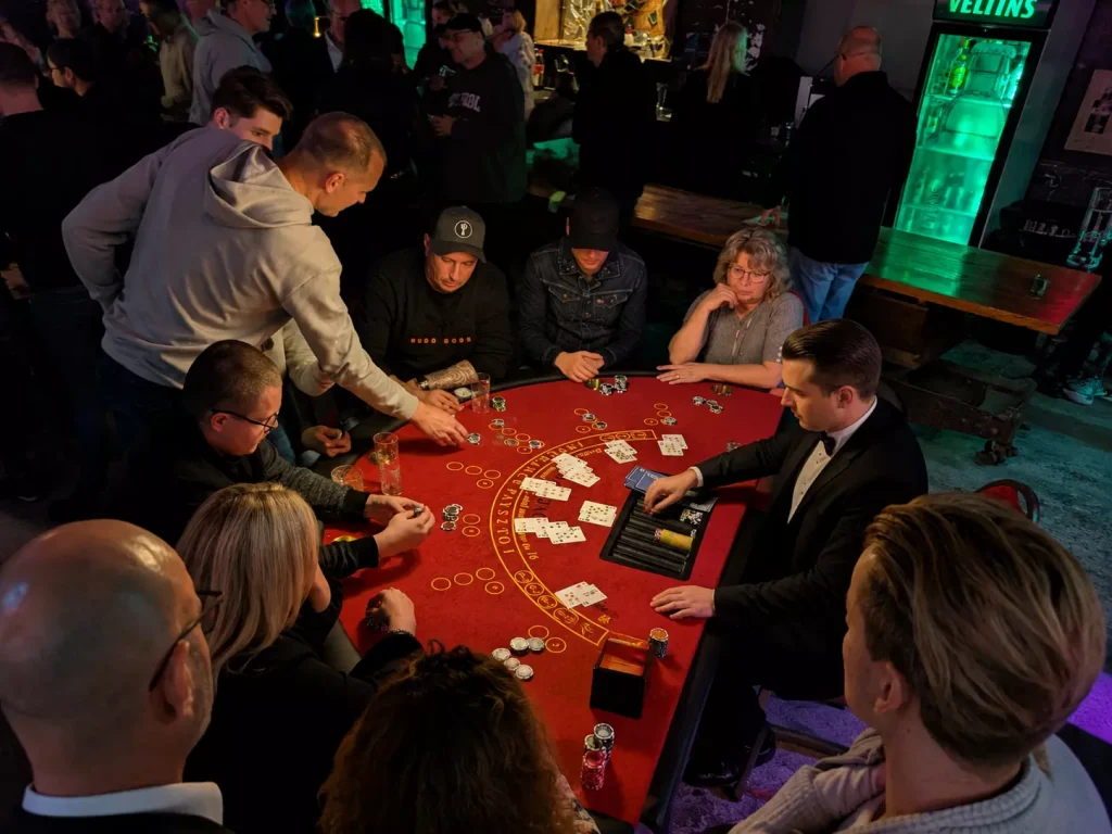 Blackjack Casino Event mit Croupier und Gästen.