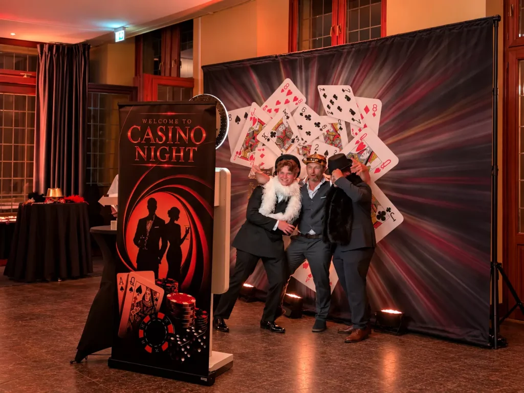 Casino Fotobox mit Karten-Hintergrund und Gästen bei einer Casino Night